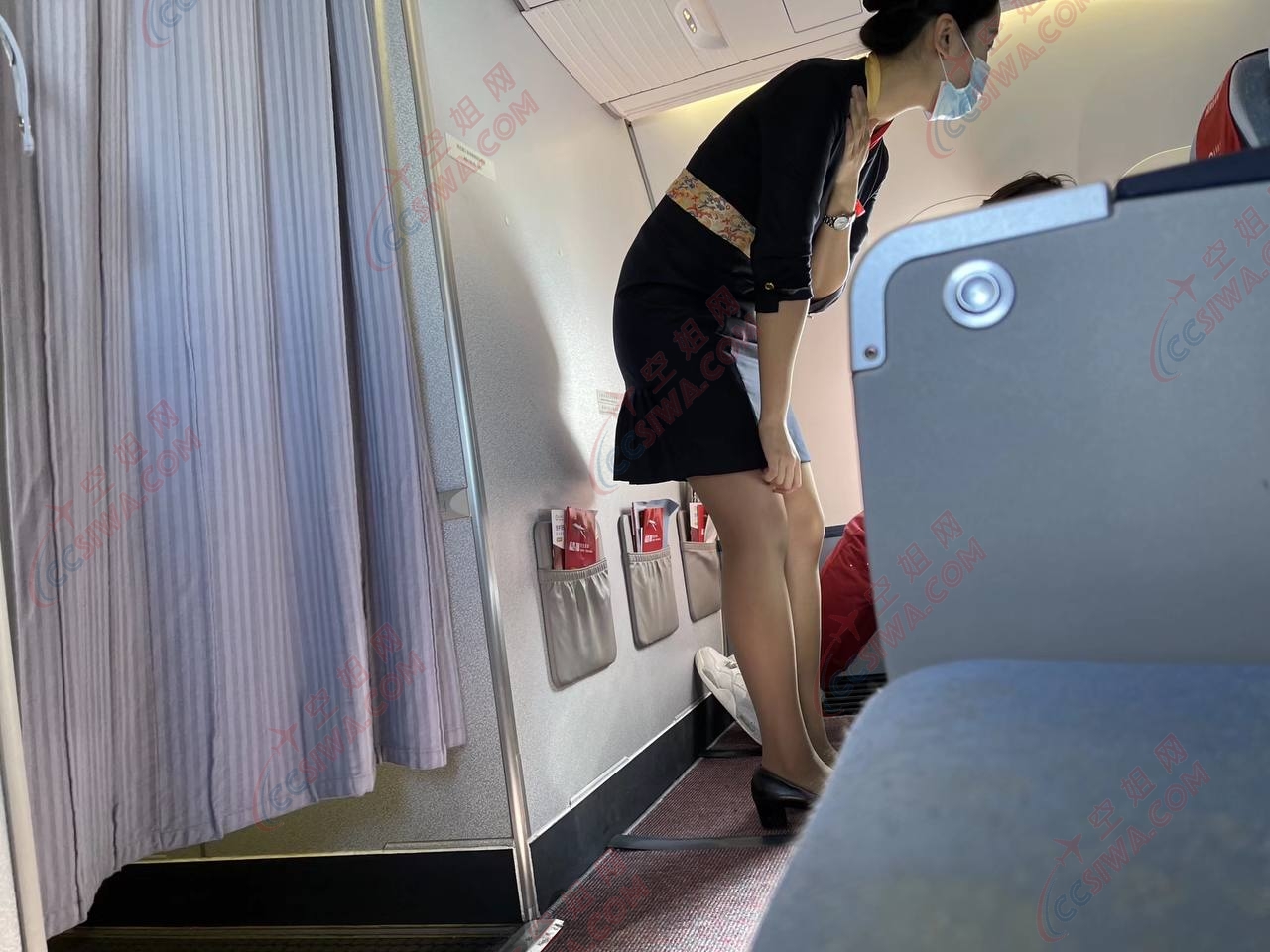 航班上猥琐男偷拍女子裙底，同乘杭州小伙上前制止-直播吧